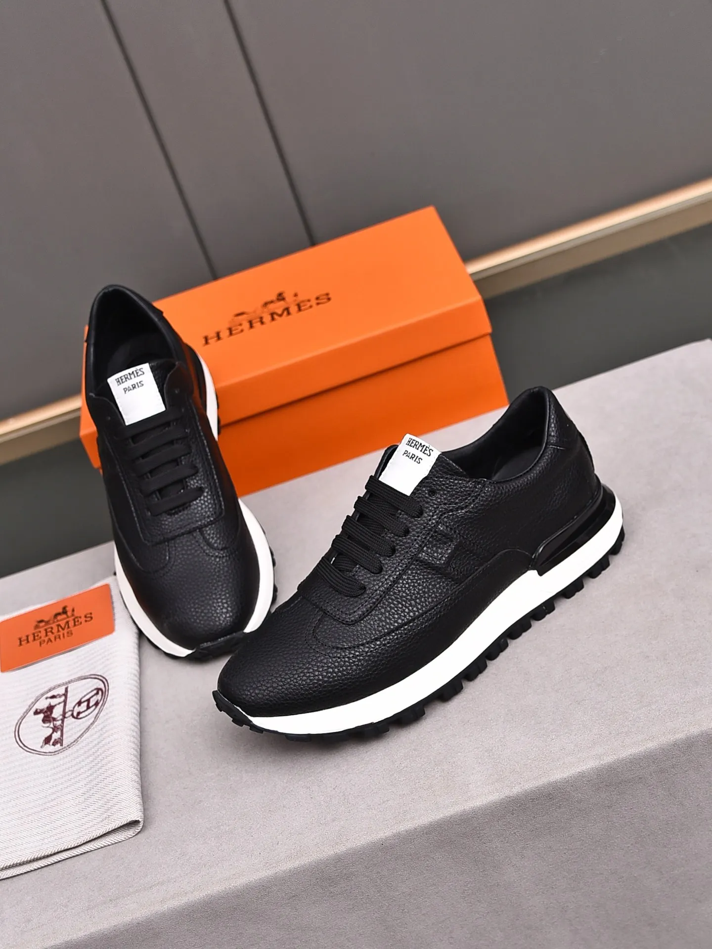 📛📛📛PPP420 (Hermes)🆕Men's color-blocked sneakers with textured calfskin details. Spliced ​​with original cowhide, this shoe draws inspiration from the equestrian world, integrating technical details and practical functions. Breathable sheep lining, original combination outsole, high-end quality, and every detail is perfectly combined! Size: 38-44 (45 can be customized)